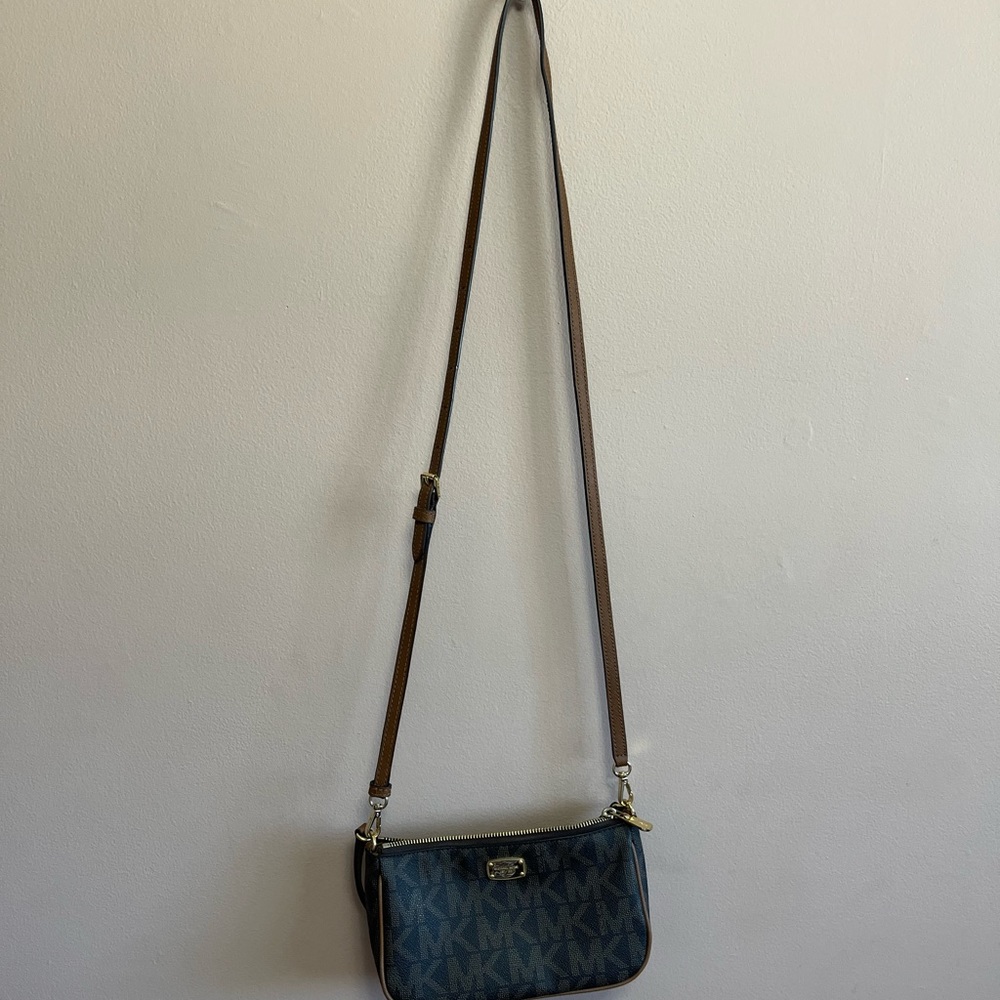 Micheal Kors cross body bag